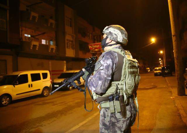 Suç örgütüne operasyonda biri komiser 12 polisin de aralarında bulunduğu 55 kişi gözaltında