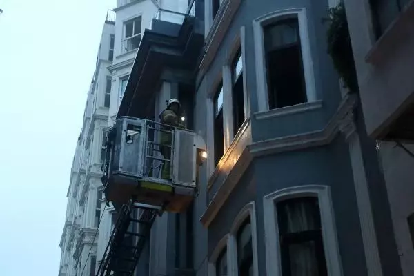 Taksim'de yangında mahsur kalan otel müşterilerini esnaf ve itfaiye kurtardı
