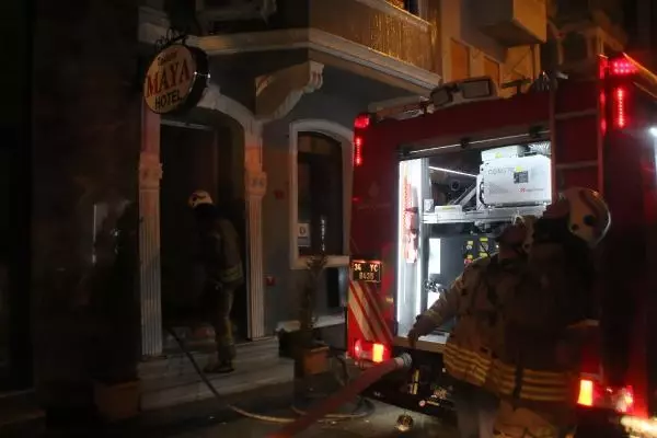 Taksim'de yangında mahsur kalan otel müşterilerini esnaf ve itfaiye kurtardı