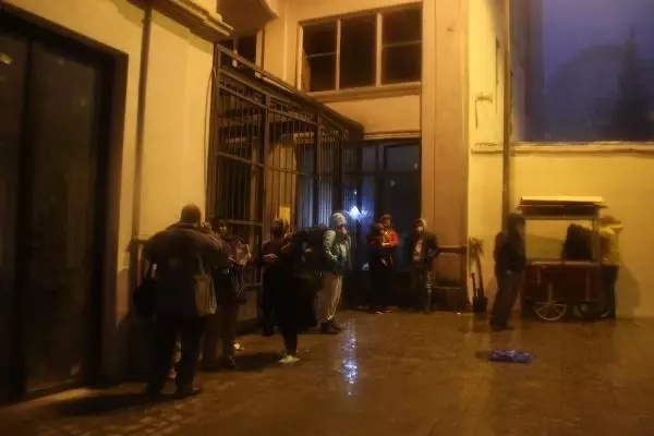 Taksim'de yangında mahsur kalan otel müşterilerini esnaf ve itfaiye kurtardı