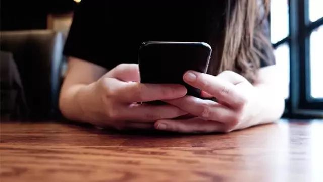 Telefonuna gönderdikleri isimsiz e-postaya tıklayan kadını, ele geçirdikleri özel fotoğraflarıyla tehdit ettiler Telefonuna gönderdikleri isimsiz e-postaya tıklayan kadını, ele geçirdikleri özel fotoğraflarıyla tehdit ettiler