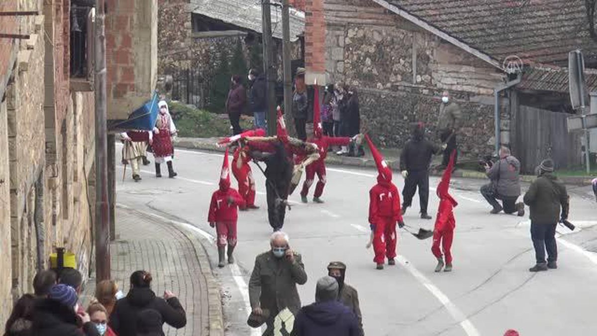 'Vevçani Karnavalı' Kovid-19 önlemlerine rağmen düzenlendi, polis gruba müdahale etti