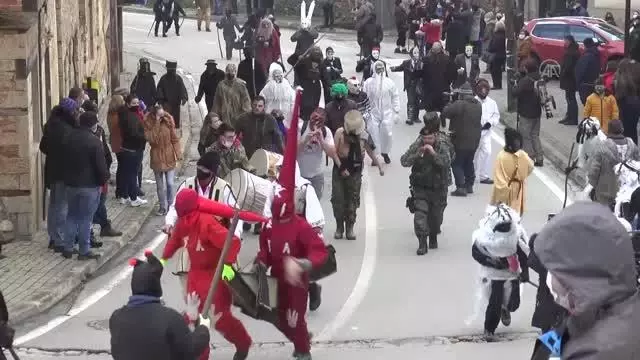 'Vevçani Karnavalı' Kovid-19 önlemlerine rağmen düzenlendi, polis gruba müdahale etti 'Vevçani Karnavalı' Kovid-19 önlemlerine rağmen düzenlendi, polis gruba müdahale etti