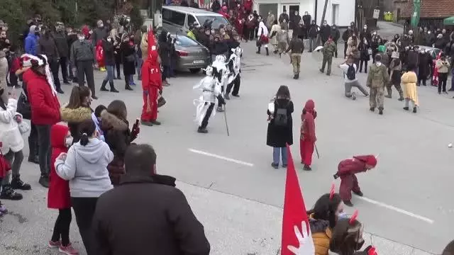 'Vevçani Karnavalı' Kovid-19 önlemlerine rağmen düzenlendi, polis gruba müdahale etti 'Vevçani Karnavalı' Kovid-19 önlemlerine rağmen düzenlendi, polis gruba müdahale etti