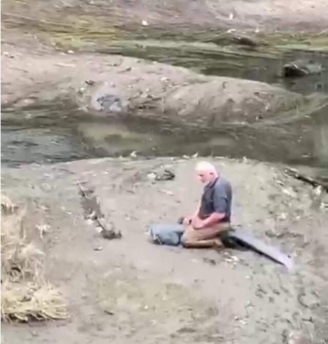 Yaşlı adam, boyu kadar balığı suya girerek eliyle yakalayıp kıyıya çıkardı Yaşlı adam, boyu kadar balığı suya girerek eliyle yakalayıp kıyıya çıkardı