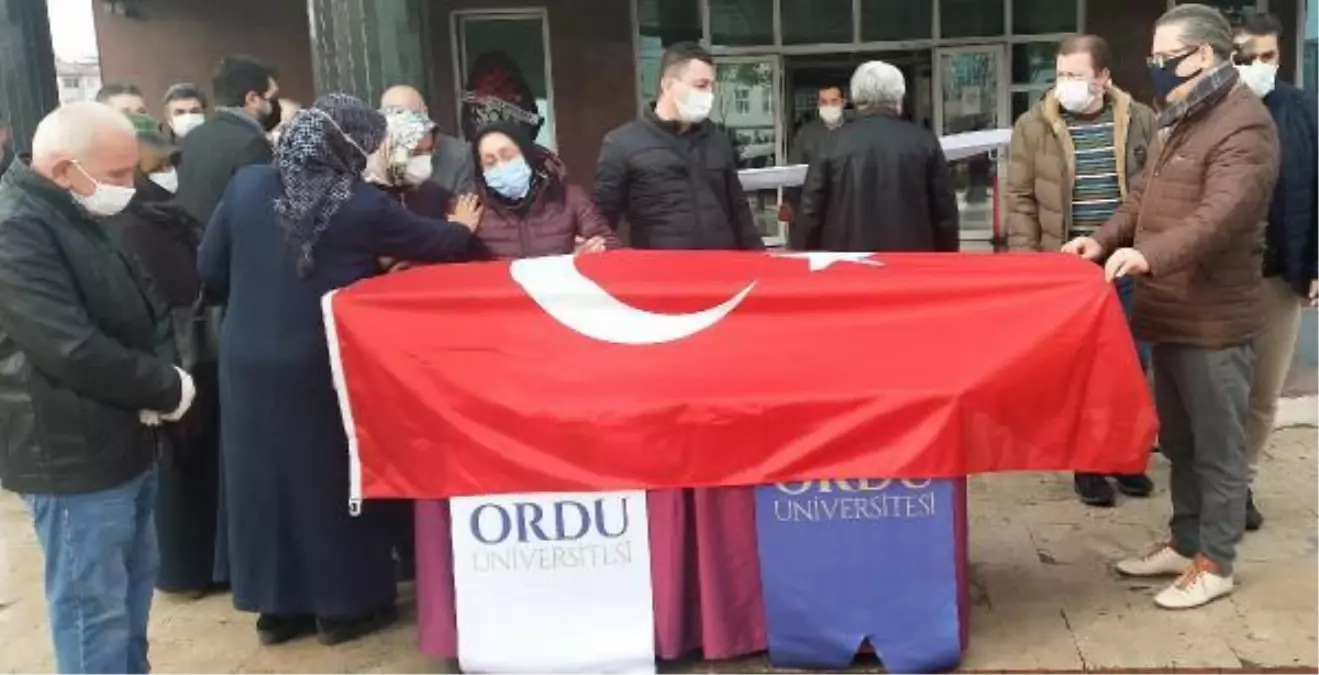 Yürürken kalp krizi geçiren profesör yaşamını yitirdi
