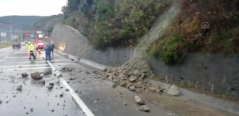 ZONGULDAK - Yola dökülen kaya parçaları nedeniyle bir otomobilde hasar oluştu