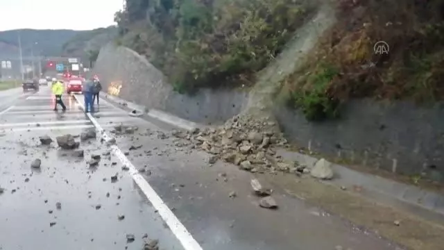 ZONGULDAK - Yola dökülen kaya parçaları nedeniyle bir otomobilde hasar oluştu ZONGULDAK - Yola dökülen kaya parçaları nedeniyle bir otomobilde hasar oluştu