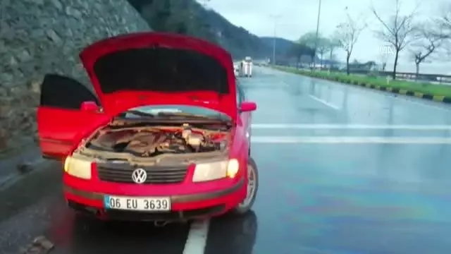 ZONGULDAK - Yola dökülen kaya parçaları nedeniyle bir otomobilde hasar oluştu ZONGULDAK - Yola dökülen kaya parçaları nedeniyle bir otomobilde hasar oluştu