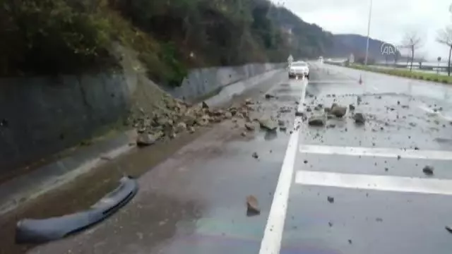 ZONGULDAK - Yola dökülen kaya parçaları nedeniyle bir otomobilde hasar oluştu ZONGULDAK - Yola dökülen kaya parçaları nedeniyle bir otomobilde hasar oluştu
