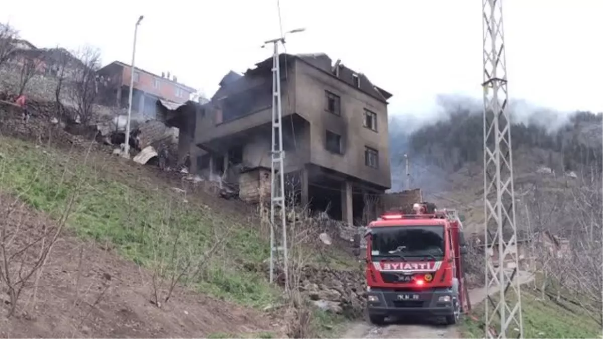 Son dakika haberleri | 7 bina ve 2 samanlığın hasar gördüğü yangınla ilgili çalışmalar sürüyor