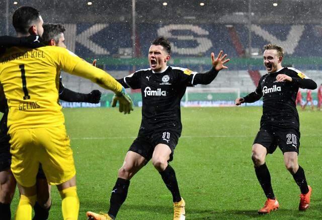 Almanya Kupası'nda Bayern Münih'i penaltılarla yenen Holstein Kiel 3. tura yükseldi Almanya Kupası'nda Bayern Münih'i penaltılarla yenen Holstein Kiel 3. tura yükseldi