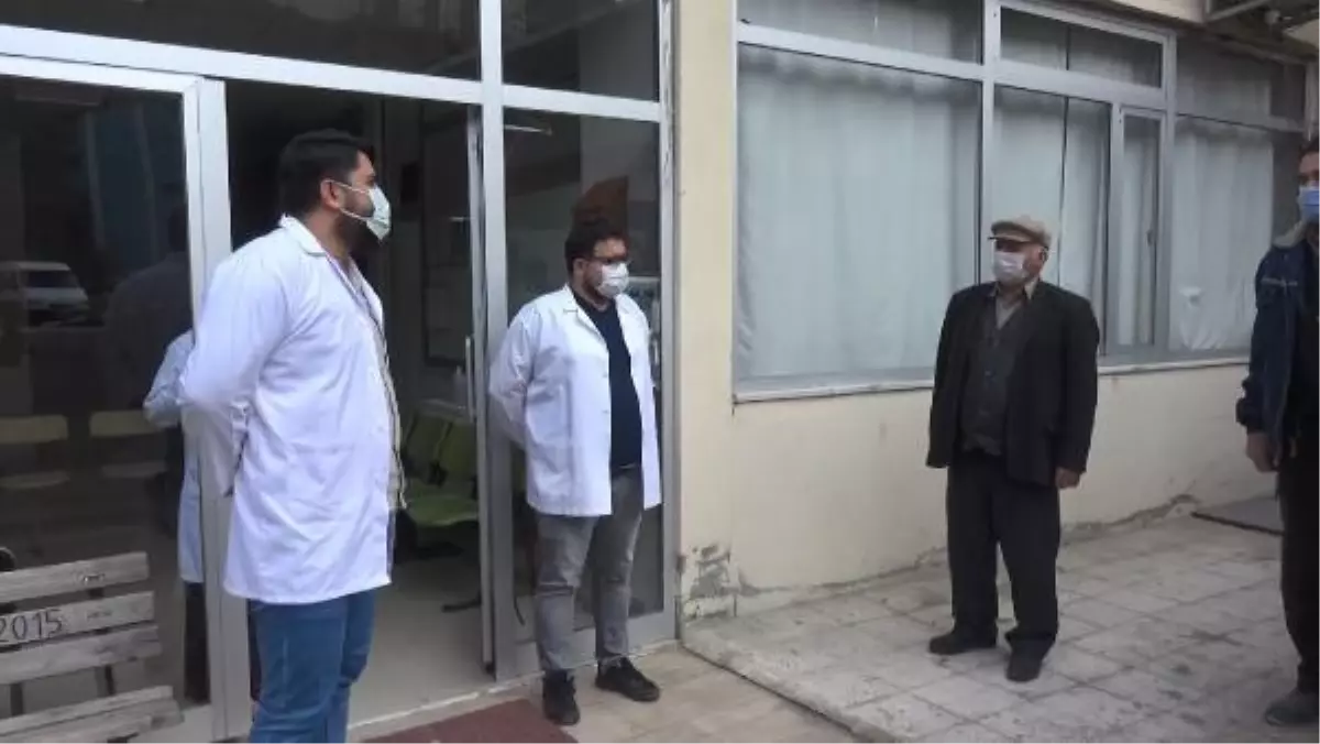 Artvin'de aşılamanın başladığını duyan 65 yaş üstü vatandaşlar sağlık ocağına koştu