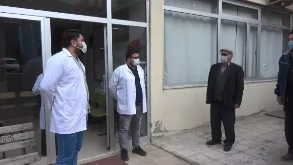 Artvin'de aşılamanın başladığını duyan 65 yaş üstü vatandaşlar sağlık ocağına koştu Artvin'de aşılamanın başladığını duyan 65 yaş üstü vatandaşlar sağlık ocağına koştu