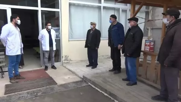 Artvin'de aşılamanın başladığını duyan 65 yaş üstü vatandaşlar sağlık ocağına koştu Artvin'de aşılamanın başladığını duyan 65 yaş üstü vatandaşlar sağlık ocağına koştu