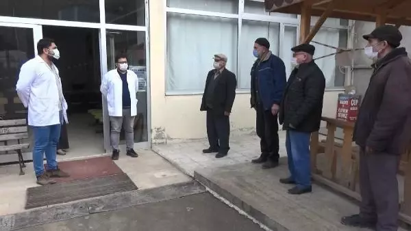 Artvin'de aşılamanın başladığını duyan 65 yaş üstü vatandaşlar sağlık ocağına koştu Artvin'de aşılamanın başladığını duyan 65 yaş üstü vatandaşlar sağlık ocağına koştu