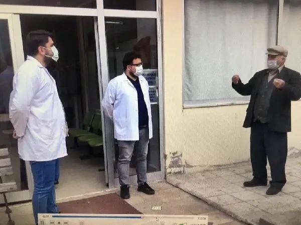 Artvin'de aşılamanın başladığını duyan 65 yaş üstü vatandaşlar sağlık ocağına koştu Artvin'de aşılamanın başladığını duyan 65 yaş üstü vatandaşlar sağlık ocağına koştu