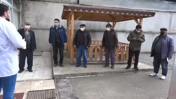 Artvin'de aşılamanın başladığını duyan 65 yaş üstü vatandaşlar sağlık ocağına koştu Artvin'de aşılamanın başladığını duyan 65 yaş üstü vatandaşlar sağlık ocağına koştu