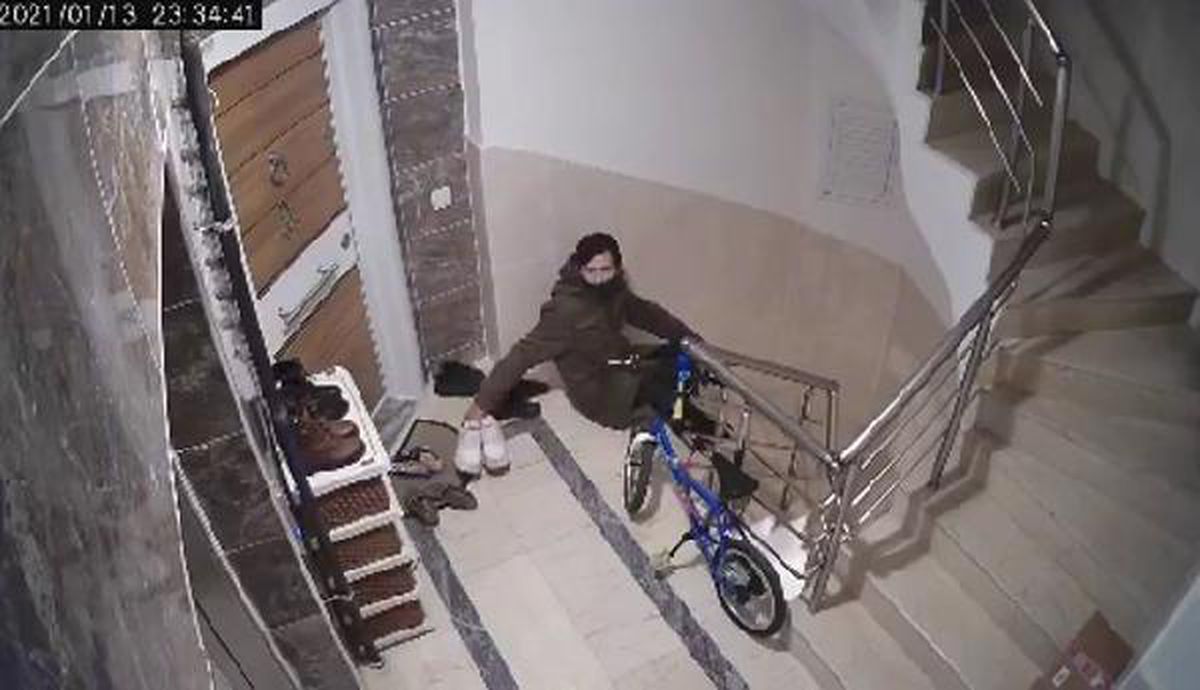 Ayakkabıyı deneyip çalan hırsız, yerine kendininkini bıraktı