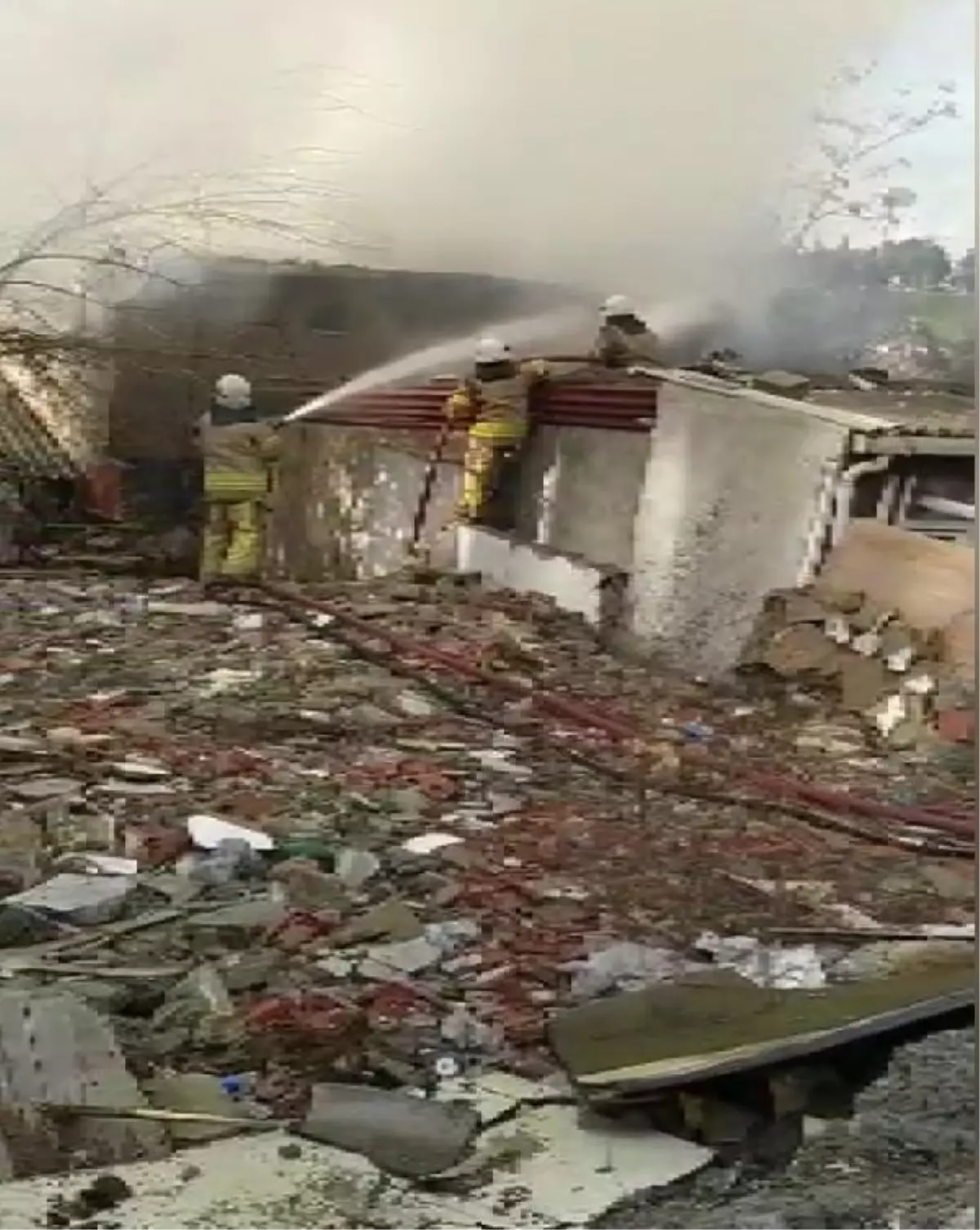 BAĞCILAR'DA 2 KATLI BİNANIN 2. KATI ALEV ALEV YANDI