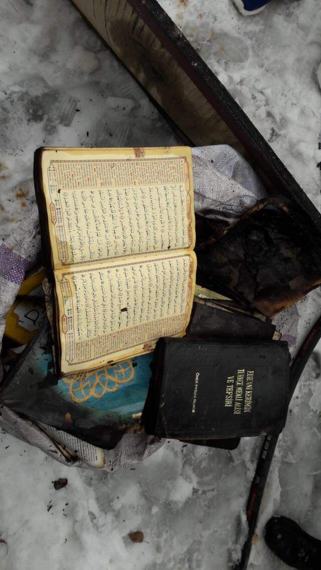 Cami alevlere teslim oldu, çıkan yangında Kur'an-ı Kerim yanmadı