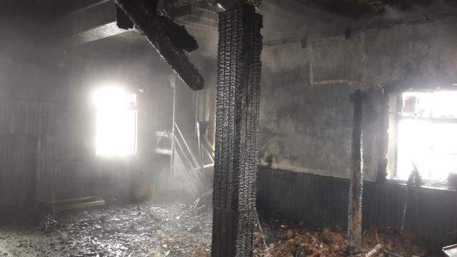 Cami alevlere teslim oldu, çıkan yangında Kur'an-ı Kerim yanmadı