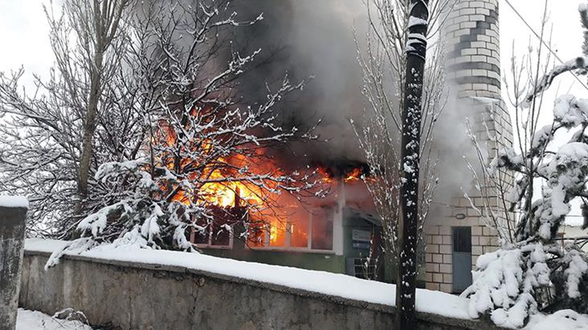 Cami alevlere teslim oldu, çıkan yangında Kur'an-ı Kerimler yanmadı