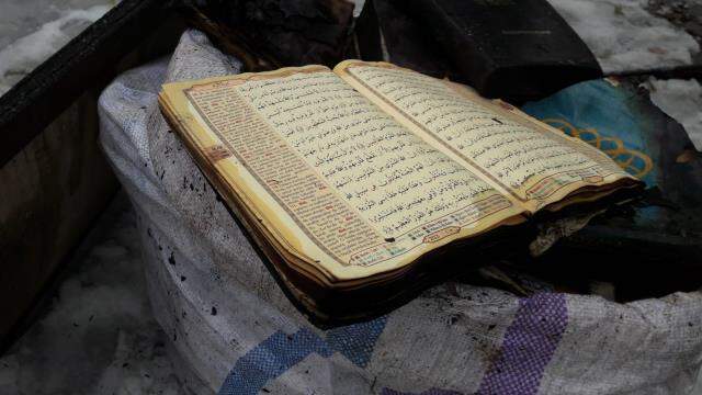 Cami alevlere teslim oldu, çıkan yangında Kur'an-ı Kerim yanmadı