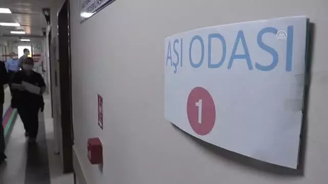 Sağlık çalışanlarına CoronaVac aşısı uygulanmaya başlandı Sağlık çalışanlarına CoronaVac aşısı uygulanmaya başlandı