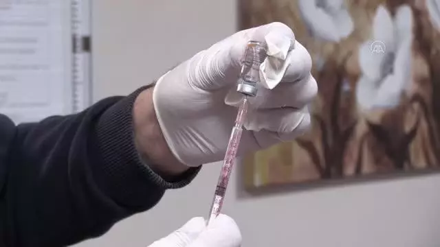 Sağlık çalışanlarına CoronaVac aşısı uygulanmaya başlandı Sağlık çalışanlarına CoronaVac aşısı uygulanmaya başlandı