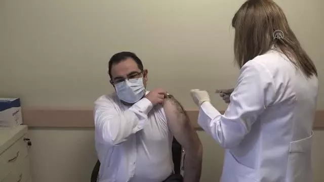 CoronoVac aşısının ilk dozu sağlık çalışanlarına uygulanmaya başlandı CoronoVac aşısının ilk dozu sağlık çalışanlarına uygulanmaya başlandı