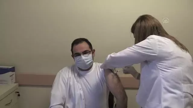 CoronoVac aşısının ilk dozu sağlık çalışanlarına uygulanmaya başlandı CoronoVac aşısının ilk dozu sağlık çalışanlarına uygulanmaya başlandı