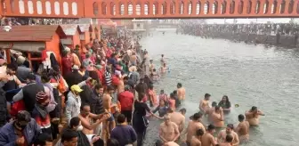 Hindu: Covid: Çoğu maskesiz yüz binlerce Hindu, kutsal gördükleri Ganj Nehri'nde toplandı Hindu: Covid: Çoğu maskesiz yüz binlerce Hindu, kutsal gördükleri Ganj Nehri'nde toplandı