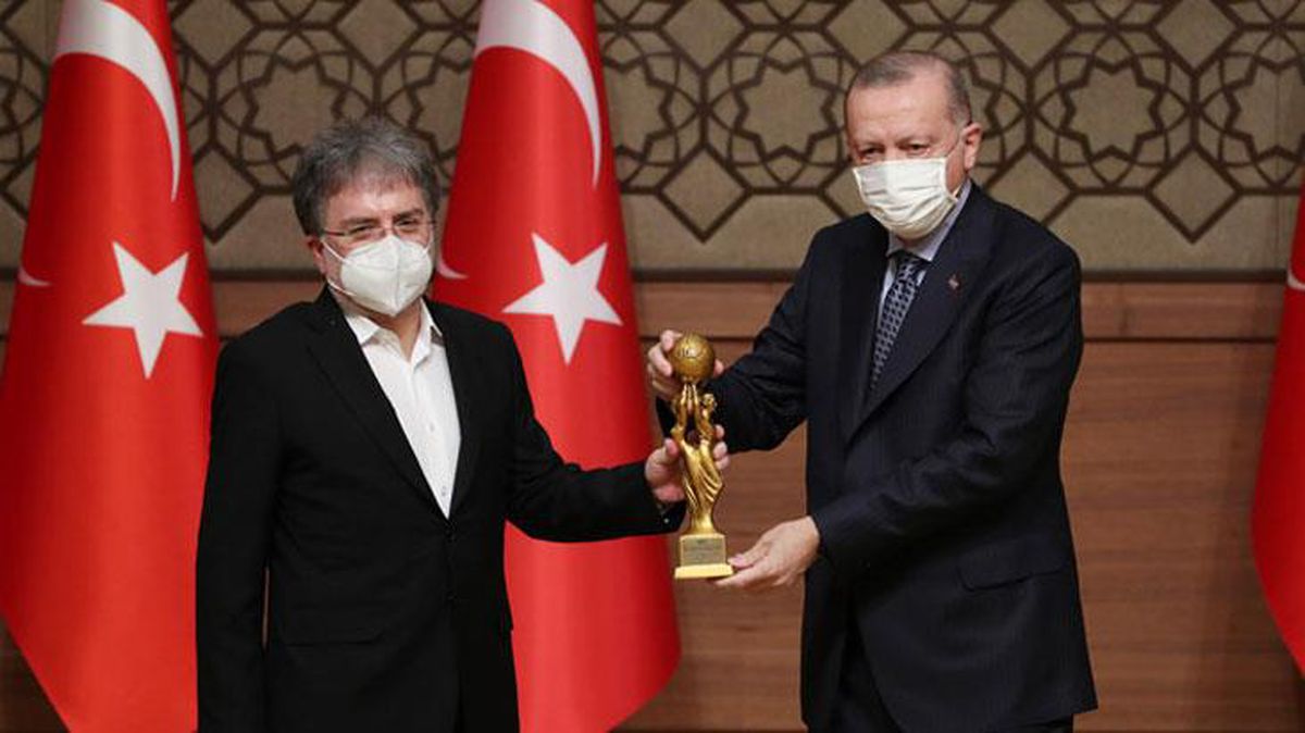 Cumhurbaşkanı Erdoğan'ın elinden ödül alan Ahmet Hakan sosyal medyada gündem oldu