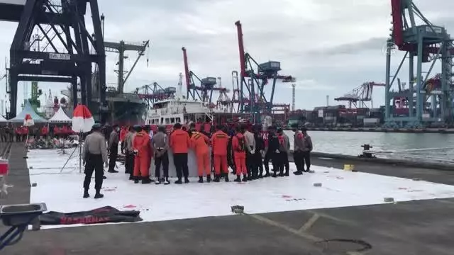 Endonezya'da düşen yolcu uçağı enkazını arama çalışmaları sürüyor (2) Endonezya'da düşen yolcu uçağı enkazını arama çalışmaları sürüyor (2)