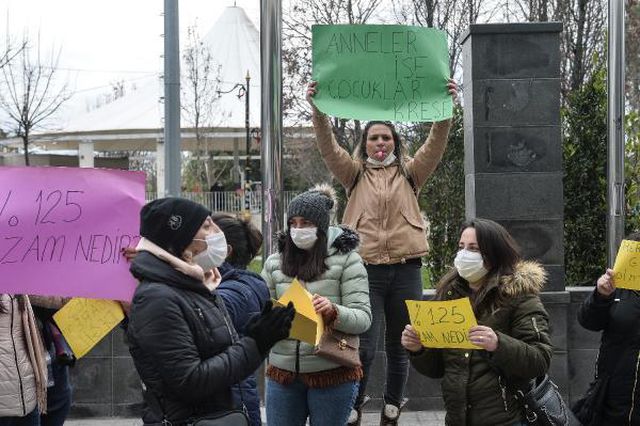 Esenyurt Belediyesi önünde davullu zurnalı kreş zammı eylemi