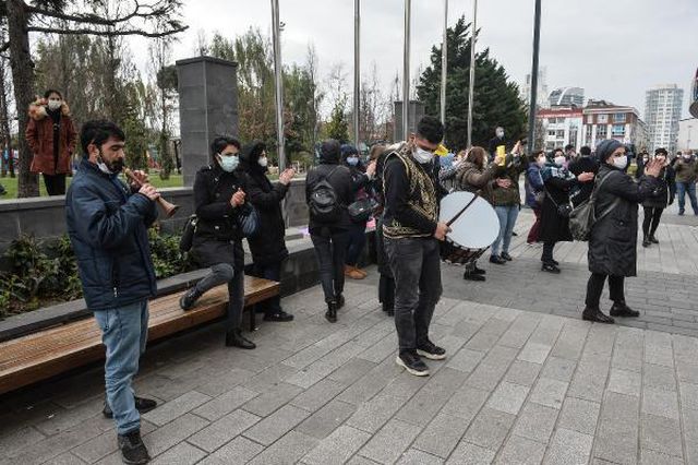 Esenyurt Belediyesi önünde davullu zurnalı kreş zammı eylemi