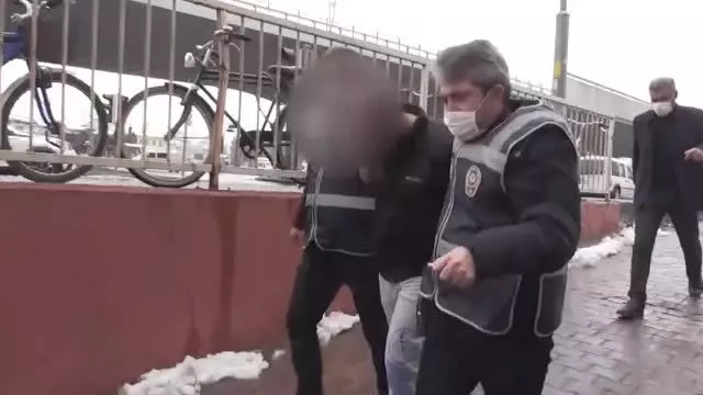 Firari hükümlü kız arkadaşının evinde yakalandı Firari hükümlü kız arkadaşının evinde yakalandı