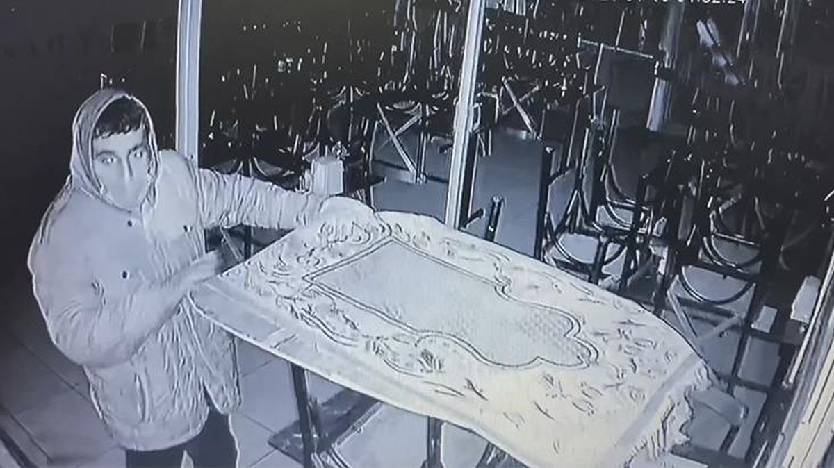 Hırsızlık için girdiği çay ocağında bir şey bulamayınca, güvenlik kamerasını çalmaya çalıştı