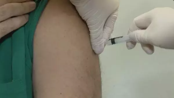 Okmeydanı Cemil Taşçıoğlu Hastanesi'ne aşılar böyle getirildi.. İlk aşılar sağlık çalışanlarına yapıldı