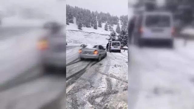 KAHRAMANMARAŞ - Otomobilin karlı yolda kayarak araca ve sürücüsüne çapma anı kameraya yansıdı KAHRAMANMARAŞ - Otomobilin karlı yolda kayarak araca ve sürücüsüne çapma anı kameraya yansıdı