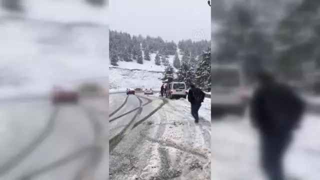 KAHRAMANMARAŞ - Otomobilin karlı yolda kayarak araca ve sürücüsüne çapma anı kameraya yansıdı KAHRAMANMARAŞ - Otomobilin karlı yolda kayarak araca ve sürücüsüne çapma anı kameraya yansıdı