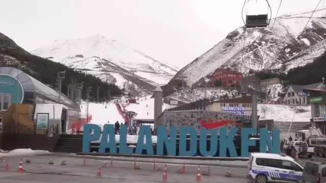 Kayakseverler kar sıkıntısının yaşanmadığı Palandöken'i tercih ediyor Kayakseverler kar sıkıntısının yaşanmadığı Palandöken'i tercih ediyor