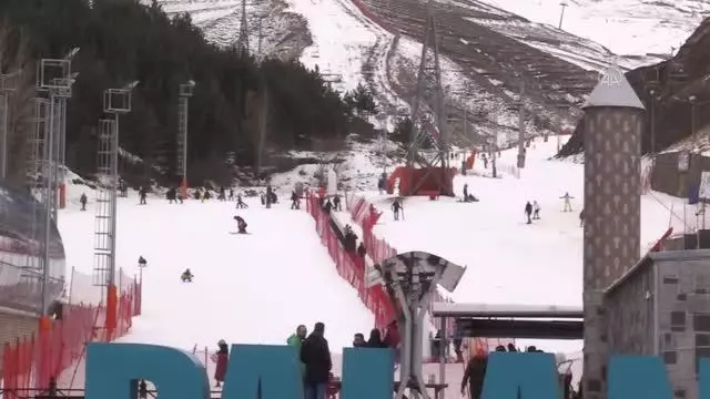 Kayakseverler kar sıkıntısının yaşanmadığı Palandöken'i tercih ediyor Kayakseverler kar sıkıntısının yaşanmadığı Palandöken'i tercih ediyor