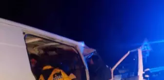 Kaçak göçmenleri taşıyan minibüs TIR'la çarpıştı: 1 ölü, 21 yaralı