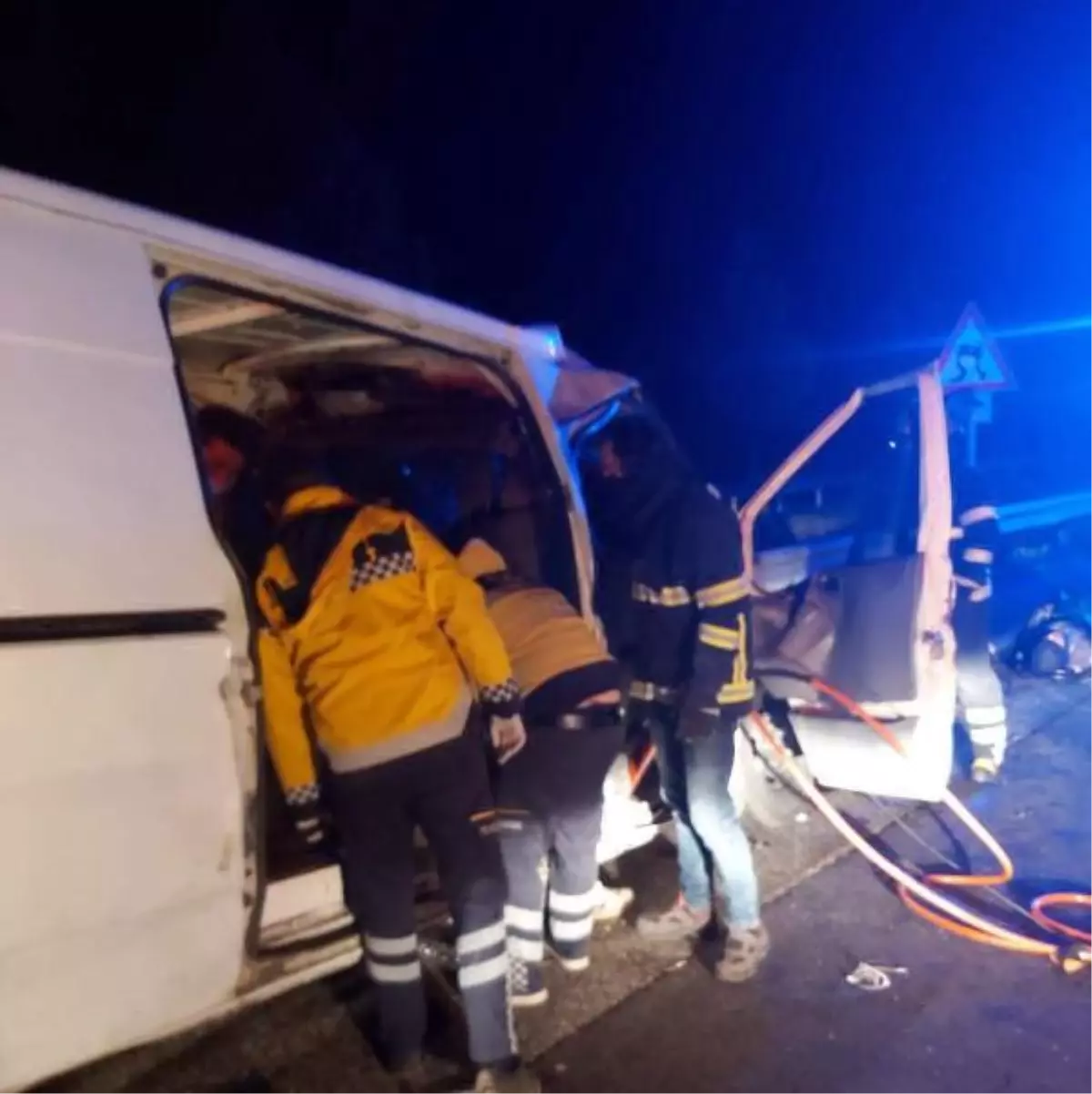 Kaçak göçmenleri taşıyan minibüs TIR'la çarpıştı: 1 ölü, 21 yaralı