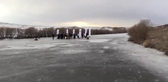 Milli curlingciler köy çocuklarının 'Kars Çayı'nda curling keyfi'ne ortak oldu