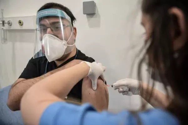 Okmeydanı Cemil Taşçıoğlu Hastanesi'ne aşılar böyle getirildi.. İlk aşılar sağlık çalışanlarına yapıldı
