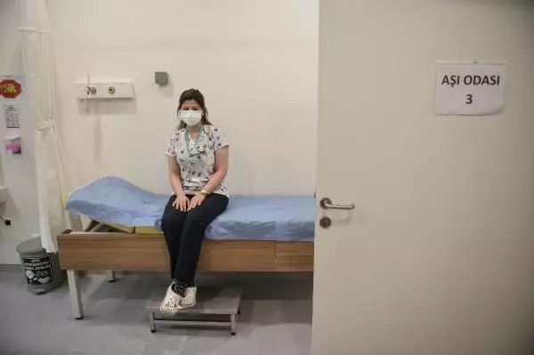 Okmeydanı Cemil Taşçıoğlu Hastanesi'ne aşılar böyle getirildi.. İlk aşılar sağlık çalışanlarına yapıldı