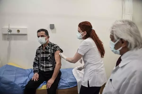 Okmeydanı Cemil Taşçıoğlu Hastanesi'ne aşılar böyle getirildi.. İlk aşılar sağlık çalışanlarına yapıldı
